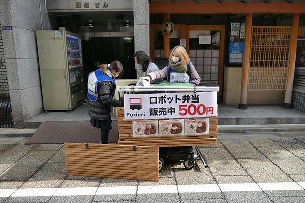 歩道を動く搬送ロボットの弁当販売「Furiuri」、西新宿で実施中　5G活用事業の一環