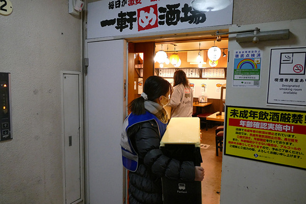 歩道を動く搬送ロボットの弁当販売「Furiuri」、西新宿で実施中　5G活用事業の一環