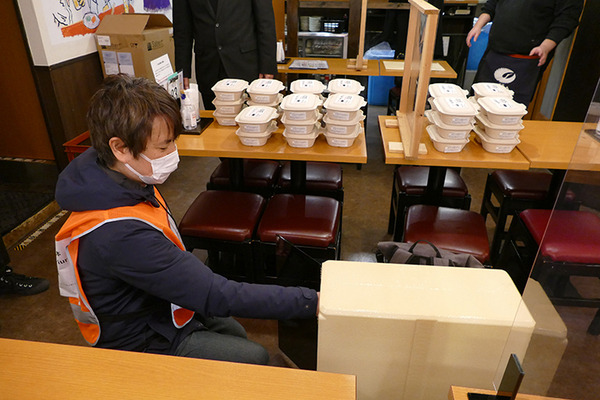 歩道を動く搬送ロボットの弁当販売「Furiuri」、西新宿で実施中　5G活用事業の一環