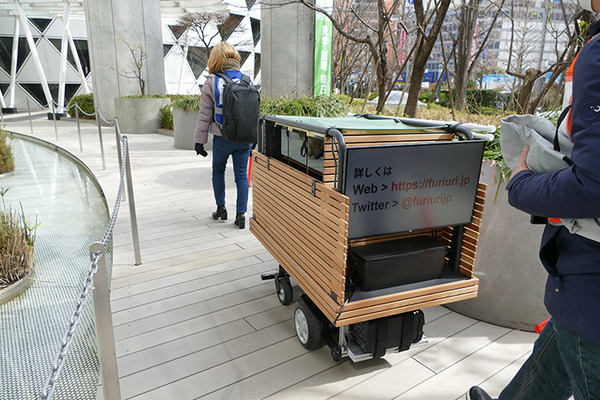歩道を動く搬送ロボットの弁当販売「Furiuri」、西新宿で実施中　5G活用事業の一環