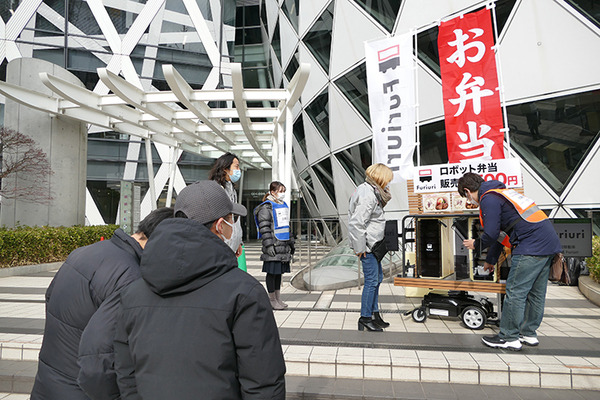 歩道を動く搬送ロボットの弁当販売「Furiuri」、西新宿で実施中　5G活用事業の一環