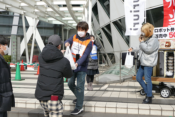 歩道を動く搬送ロボットの弁当販売「Furiuri」、西新宿で実施中　5G活用事業の一環