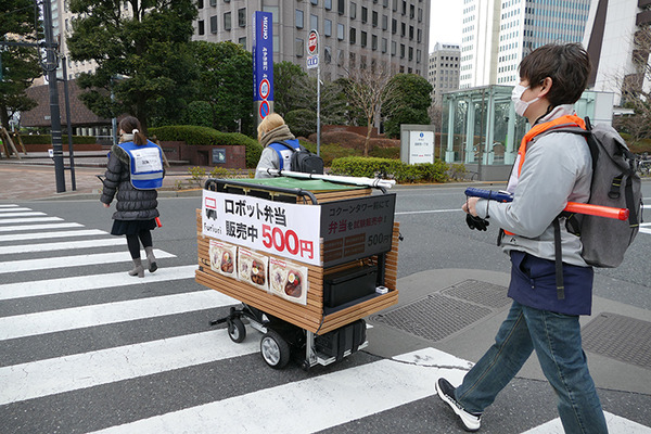 歩道を動く搬送ロボットの弁当販売「Furiuri」、西新宿で実施中　5G活用事業の一環