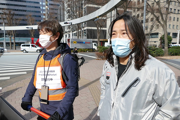 歩道を動く搬送ロボットの弁当販売「Furiuri」、西新宿で実施中　5G活用事業の一環