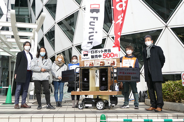 歩道を動く搬送ロボットの弁当販売「Furiuri」、西新宿で実施中　5G活用事業の一環