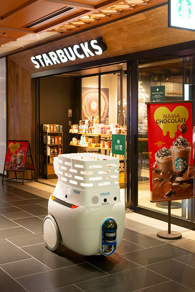 テラス席からスタバに注文、自律搬送ロボットが配達　約100人が丸の内で体験　三菱地所やアイサンが「デジタルツイン」で実現