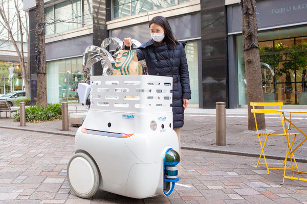 テラス席からスタバに注文、自律搬送ロボットが配達　約100人が丸の内で体験　三菱地所やアイサンが「デジタルツイン」で実現