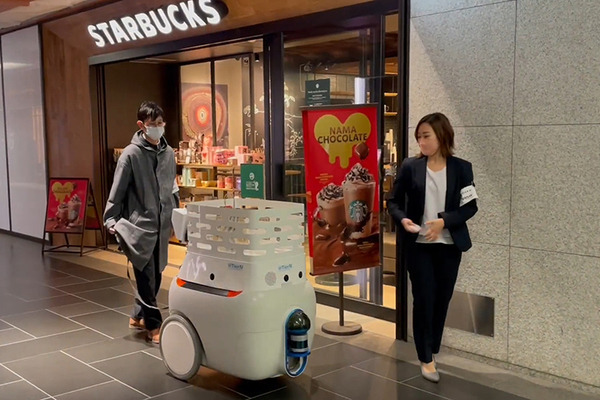 テラス席からスタバに注文、自律搬送ロボットが配達　約100人が丸の内で体験　三菱地所やアイサンが「デジタルツイン」で実現