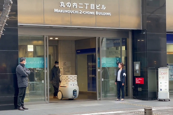 テラス席からスタバに注文、自律搬送ロボットが配達　約100人が丸の内で体験　三菱地所やアイサンが「デジタルツイン」で実現