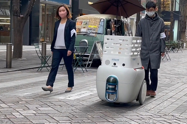テラス席からスタバに注文、自律搬送ロボットが配達　約100人が丸の内で体験　三菱地所やアイサンが「デジタルツイン」で実現