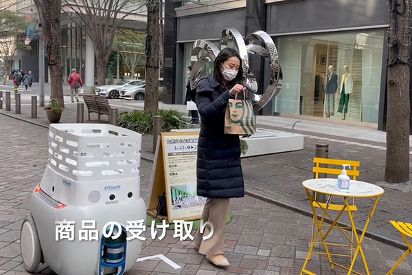 テラス席からスタバに注文、自律搬送ロボットが配達　約100人が丸の内で体験　三菱地所やアイサンが「デジタルツイン」で実現