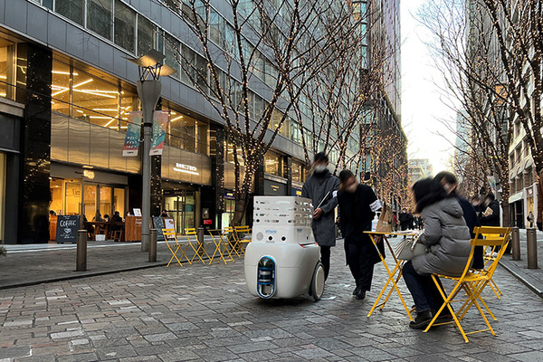 テラス席からスタバに注文、自律搬送ロボットが配達　約100人が丸の内で体験　三菱地所やアイサンが「デジタルツイン」で実現