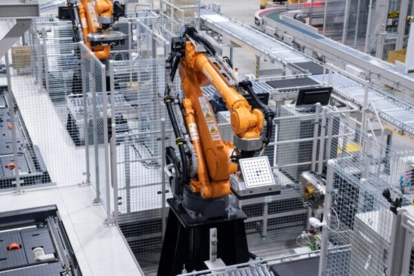 Mujinの知能ロボットをファンケル物流センターが導入　段ボールとコンテナの荷卸し、ピース品コンテナ投入を自動化
