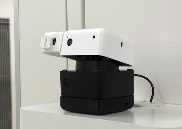 顔認証で受付を無人化　AIアシスタント「PLEN Cube」に壁掛けタイプも登場　新宿のコワーキングスペースで実践導入