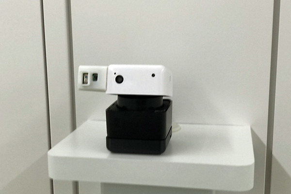 顔認証で受付を無人化　AIアシスタント「PLEN Cube」に壁掛けタイプも登場　新宿のコワーキングスペースで実践導入