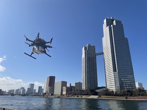 ドローンが永代橋など複数の大橋を横断する 都内初の医薬品配送実験 ドローンで日常的に医薬品を届けられる社会を目指す