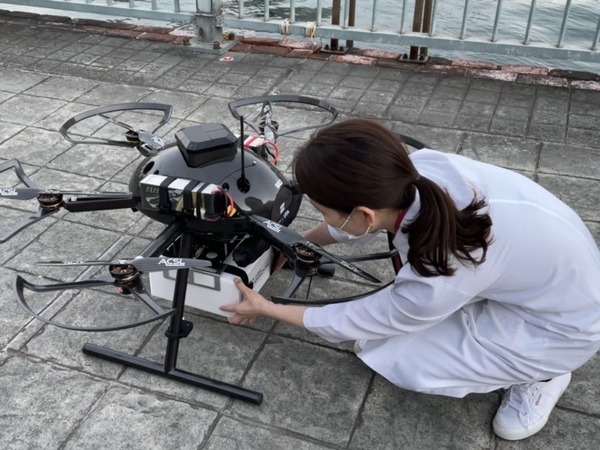 ドローンが永代橋など複数の大橋を横断する 都内初の医薬品配送実験 ドローンで日常的に医薬品を届けられる社会を目指す