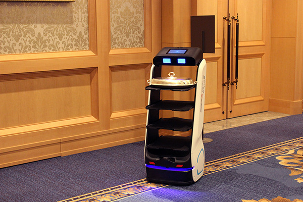 最大4段の大容量トレーが特徴の配膳運搬ロボット「Keenbot アイリスエディション」発売 導入事例を公開　SBRとアイリスオーヤマ