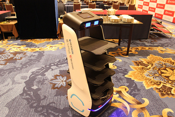 最大4段の大容量トレーが特徴の配膳運搬ロボット「Keenbot アイリスエディション」発売 導入事例を公開　SBRとアイリスオーヤマ