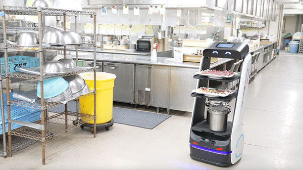 最大4段の大容量トレーが特徴の配膳運搬ロボット「Keenbot アイリスエディション」発売 導入事例を公開　SBRとアイリスオーヤマ