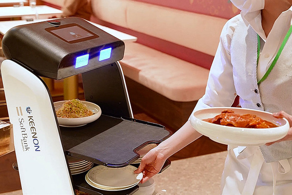 最大4段の大容量トレーが特徴の配膳運搬ロボット「Keenbot アイリスエディション」発売 導入事例を公開　SBRとアイリスオーヤマ