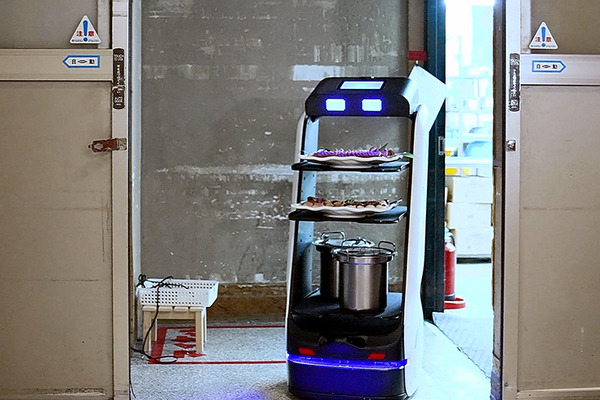 最大4段の大容量トレーが特徴の配膳運搬ロボット「Keenbot アイリスエディション」発売 導入事例を公開　SBRとアイリスオーヤマ