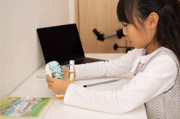 ビックカメラと教育用ロボット「あるくメカトロウィーゴ」のリビングロボット社が資本業務提携　有楽町店で店頭展示と販売を開始