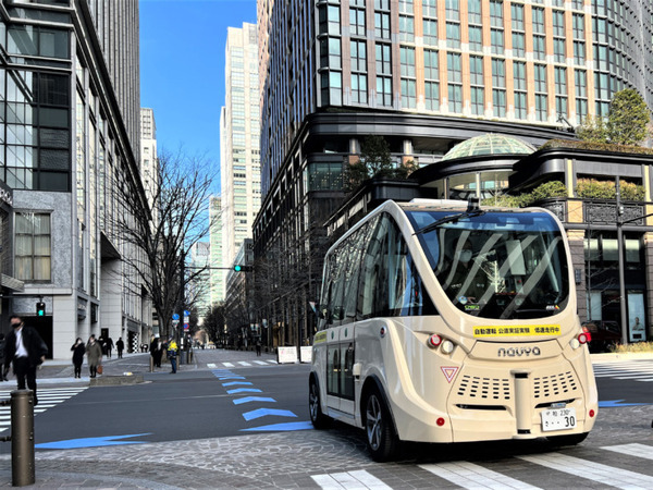 未来のスマートシティ　丸の内で歩行者専用道の全区間1.2kmを自動運転バスが低速で走行　走行位置は「Oh MY Map!」で分かる