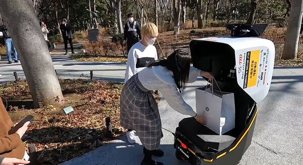 ティアフォー/川崎重工/KDDI/損保ジャパン/小田急/公園財団 自動配送ロボットの公道配送実証　西新宿で5Gと高精度測位を活用