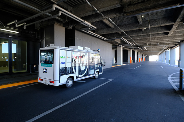 【国内空港初】成田空港で5Gを活用した自動運転バスの実証実験　NTT東/KDDI/ティアフォーらがレベル4導入に向け