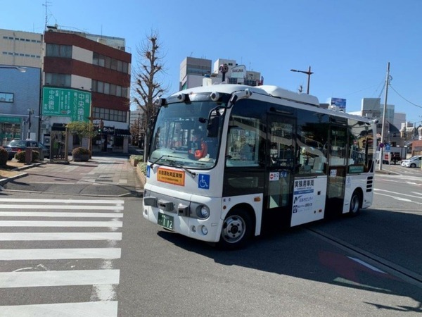 ローカル5Gを活用した自動運転バス公道実証 群馬県で実施　オペレーターが複数台の自動運転バスを監視 NECらが実施
