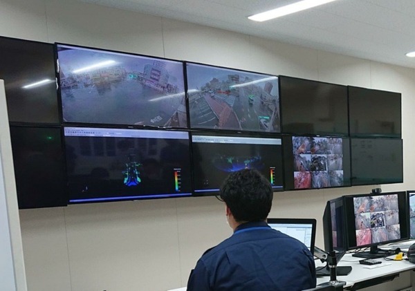 ローカル5Gを活用した自動運転バス公道実証 群馬県で実施　オペレーターが複数台の自動運転バスを監視 NECらが実施