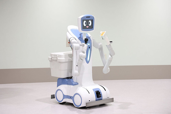 川崎重工と藤田医科大学病院、アーム付きサービスロボットで搬送業務や夜間病棟の見回りを実施　3ステップの実証実験とは