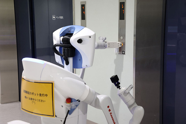 川崎重工と藤田医科大学病院、アーム付きサービスロボットで搬送業務や夜間病棟の見回りを実施　3ステップの実証実験とは