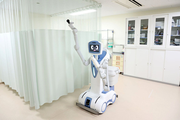 川崎重工と藤田医科大学病院、アーム付きサービスロボットで搬送業務や夜間病棟の見回りを実施　3ステップの実証実験とは