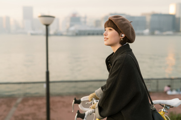 Amazon 新型ワイヤレスイヤホン「Echo Buds」日本発売へ　独自ノイキャン技術/ワイヤレス充電/SiriとGoogleアシスタントも対応