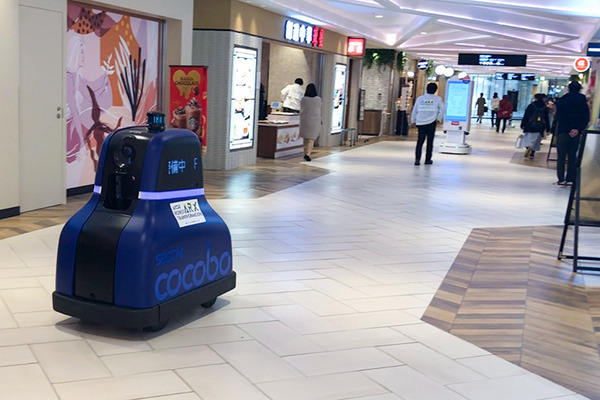 レストランやショッピング街に多数の「自律移動ロボット」登場　配膳/警備/サイネージ/清掃/案内の自動化最前線　大名古屋ビルヂング