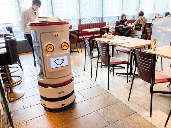 レストランやショッピング街に多数の「自律移動ロボット」登場　配膳/警備/サイネージ/清掃/案内の自動化最前線　大名古屋ビルヂング