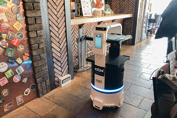 レストランやショッピング街に多数の「自律移動ロボット」登場　配膳/警備/サイネージ/清掃/案内の自動化最前線　大名古屋ビルヂング