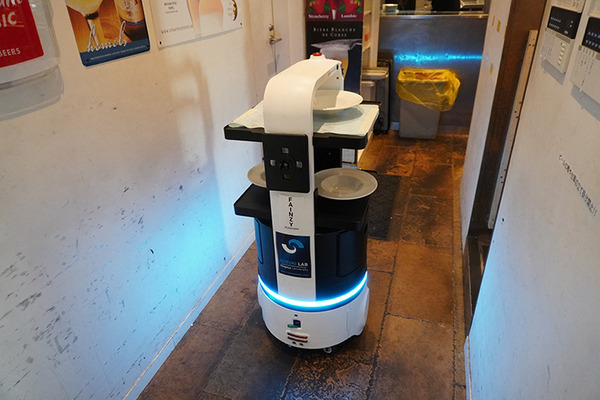 レストランやショッピング街に多数の「自律移動ロボット」登場　配膳/警備/サイネージ/清掃/案内の自動化最前線　大名古屋ビルヂング