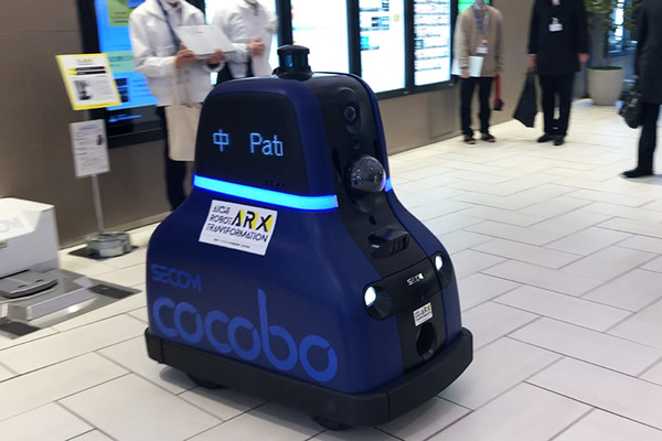 レストランやショッピング街に多数の「自律移動ロボット」登場　配膳/警備/サイネージ/清掃/案内の自動化最前線　大名古屋ビルヂング