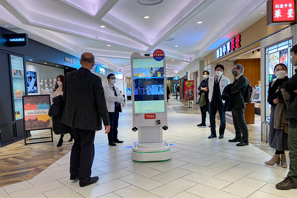 レストランやショッピング街に多数の「自律移動ロボット」登場　配膳/警備/サイネージ/清掃/案内の自動化最前線　大名古屋ビルヂング