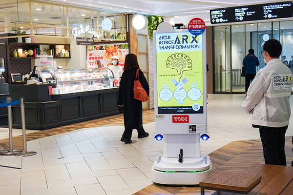 レストランやショッピング街に多数の「自律移動ロボット」登場　配膳/警備/サイネージ/清掃/案内の自動化最前線　大名古屋ビルヂング
