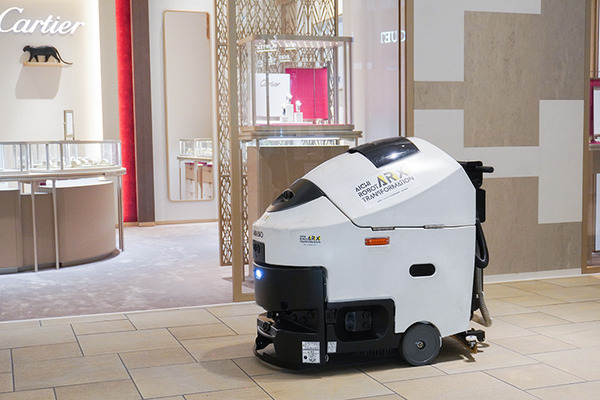 レストランやショッピング街に多数の「自律移動ロボット」登場　配膳/警備/サイネージ/清掃/案内の自動化最前線　大名古屋ビルヂング