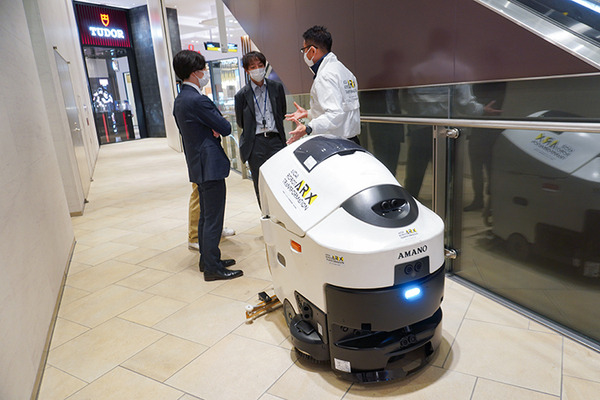 レストランやショッピング街に多数の「自律移動ロボット」登場　配膳/警備/サイネージ/清掃/案内の自動化最前線　大名古屋ビルヂング