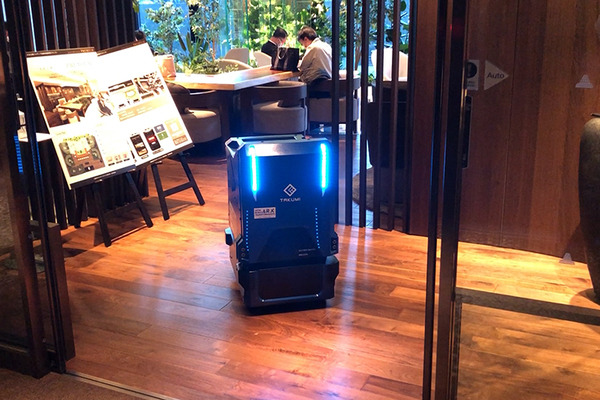 レストランやショッピング街に多数の「自律移動ロボット」登場　配膳/警備/サイネージ/清掃/案内の自動化最前線　大名古屋ビルヂング