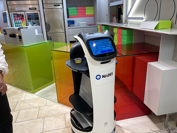 レストランやショッピング街に多数の「自律移動ロボット」登場　配膳/警備/サイネージ/清掃/案内の自動化最前線　大名古屋ビルヂング