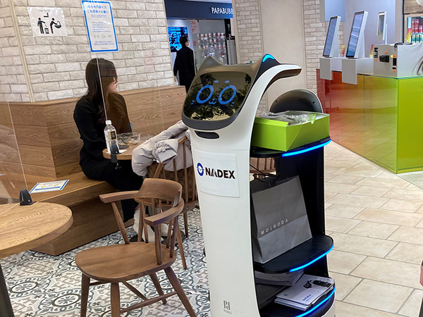レストランやショッピング街に多数の「自律移動ロボット」登場　配膳/警備/サイネージ/清掃/案内の自動化最前線　大名古屋ビルヂング
