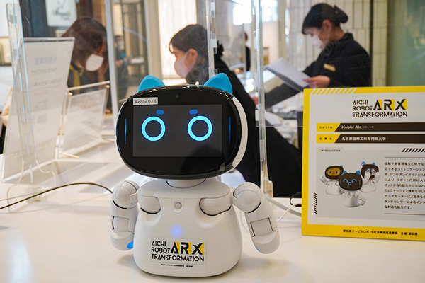 レストランやショッピング街に多数の「自律移動ロボット」登場　配膳/警備/サイネージ/清掃/案内の自動化最前線　大名古屋ビルヂング