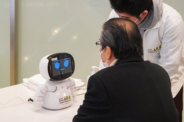 レストランやショッピング街に多数の「自律移動ロボット」登場　配膳/警備/サイネージ/清掃/案内の自動化最前線　大名古屋ビルヂング